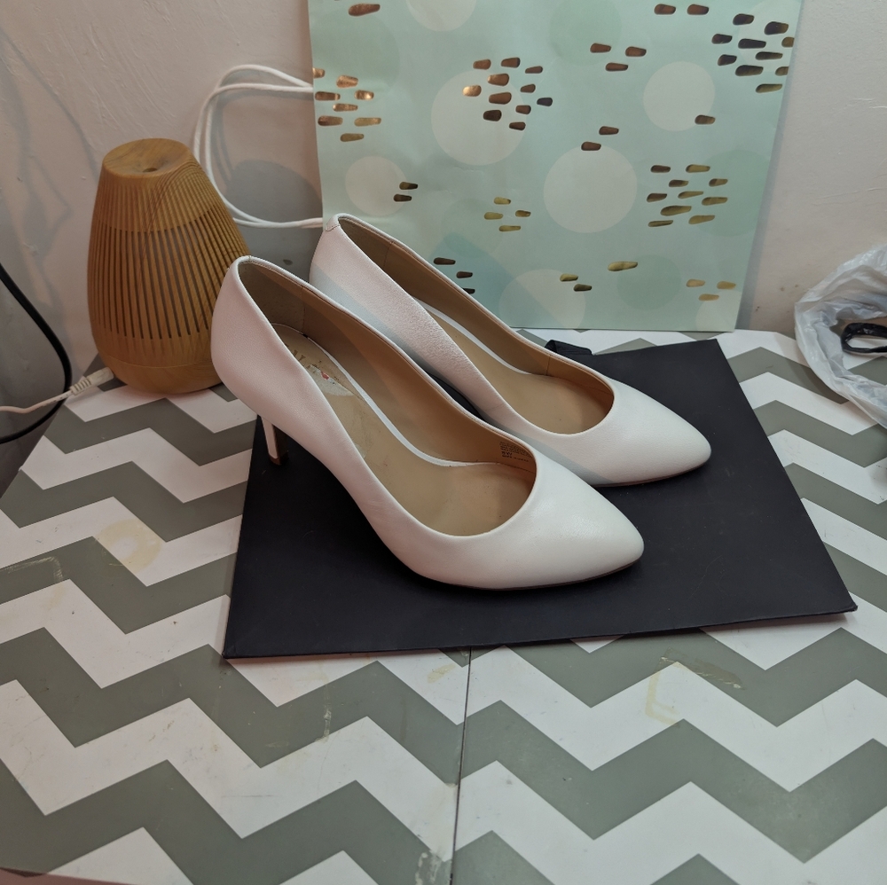 INC International Concepts White Pointed Toe Mid Heel Pumps